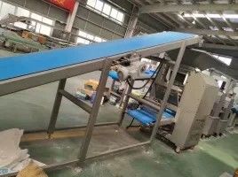 شراء آلة تغليف العجين 800mm معدات الترقق الصناعية المخصصة تصنيع عبر الإنترنت